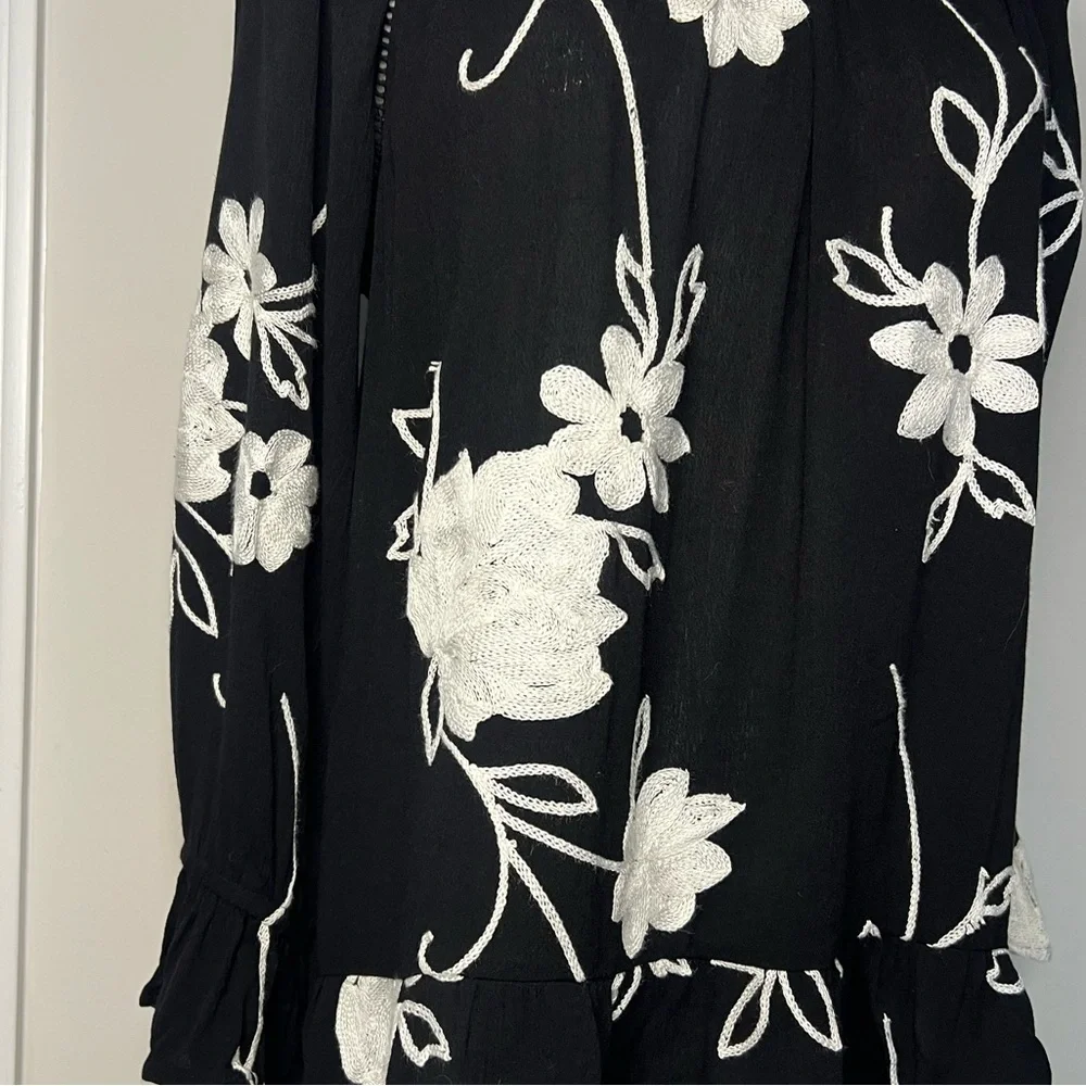 Inc International Concepts Black & White Floral Embroidered Blouse - Picture 4 of 13